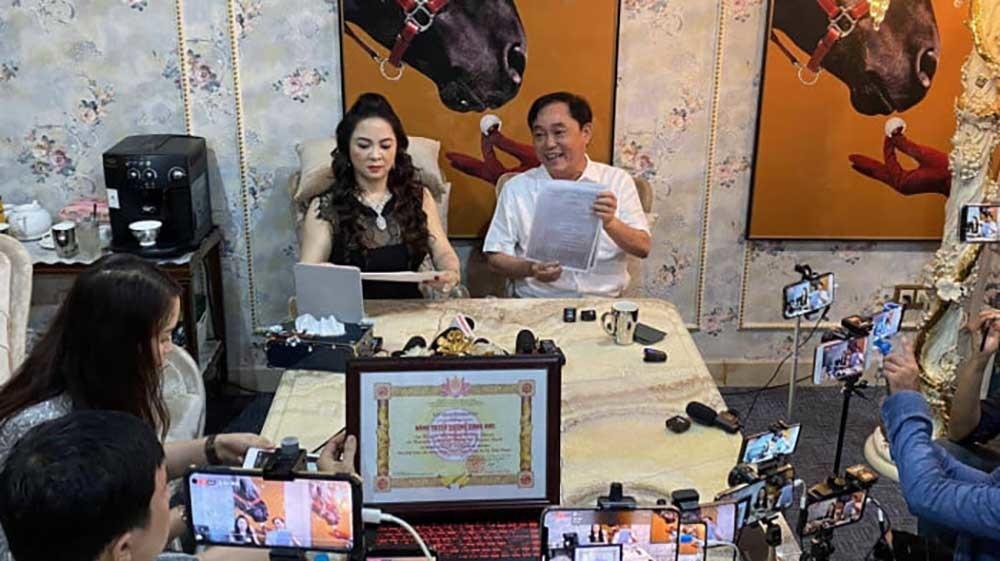 Nhiều người giúp sức cho bà Nguyễn Phương Hằng trong các buổi livestream, nhiều Youtuber được mời đến nhà để chia sẻ các thông tin, nội dung các buổi livestream. Ảnh: Trường Đua Đại Nam