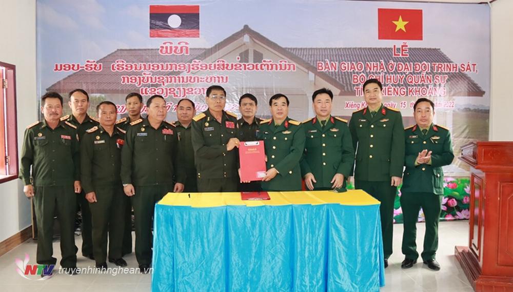 Bộ CHQS tỉnh Nghệ An  bàn giao nhà ở cho Đại đội trinh sát tỉnh Xiêng Khoảng (Lào)