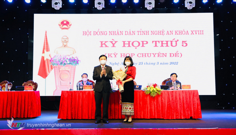 Bí thư Tỉnh ủy Nghệ An Thái Thanh Quý - Chủ tịch HĐND tỉnh tặng hoa chúc mừng bà Quế Thị Trâm Ngọc. 