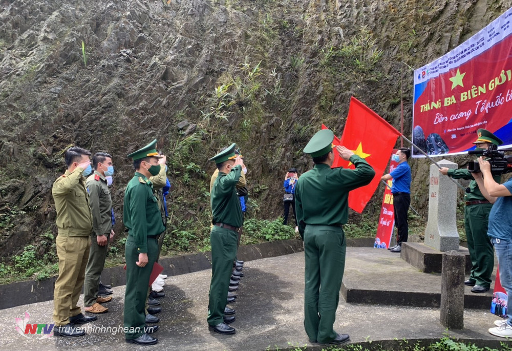 Các đại biểu tham gia nghi lễ chào cờ tại cột mốc biên giới Việt - Lào.