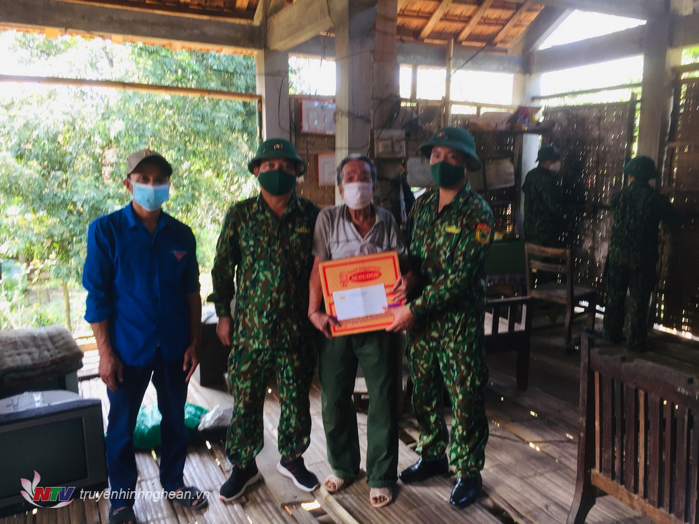 Đồn BP Tam Quang thăm hỏi, hỗ trợ lượng thực thực phẩm cho các hộ gia đình bị thiệt hại nặng.
