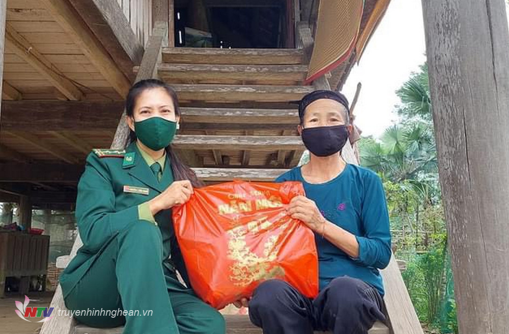 Hội viên phụ nữ Đồn Biên phòng Môn Sơn, BĐBP tỉnh Nghệ An tặng quà cho hộ nghèo xã Môn Sơn, huyện Con Cuông