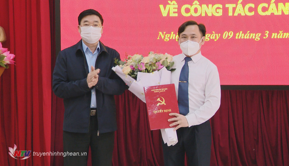 Phó Bí thư Thường trực Tỉnh uỷ Nguyễn Văn thông trao Quyết định cho đồng chí 