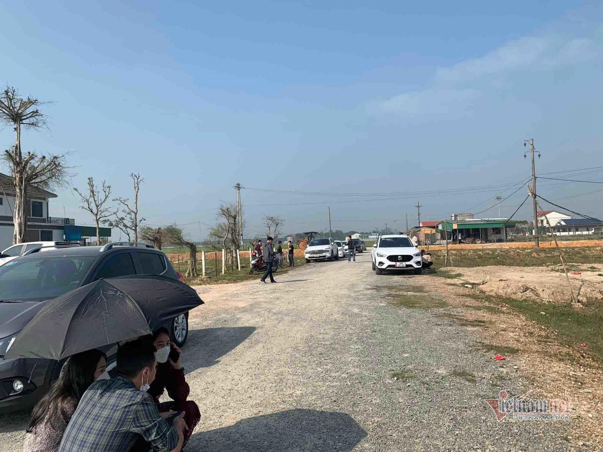 Nhiều người ngồi giữa nắng chờ khách đến tìm mua đất tại xã Việt Tiến