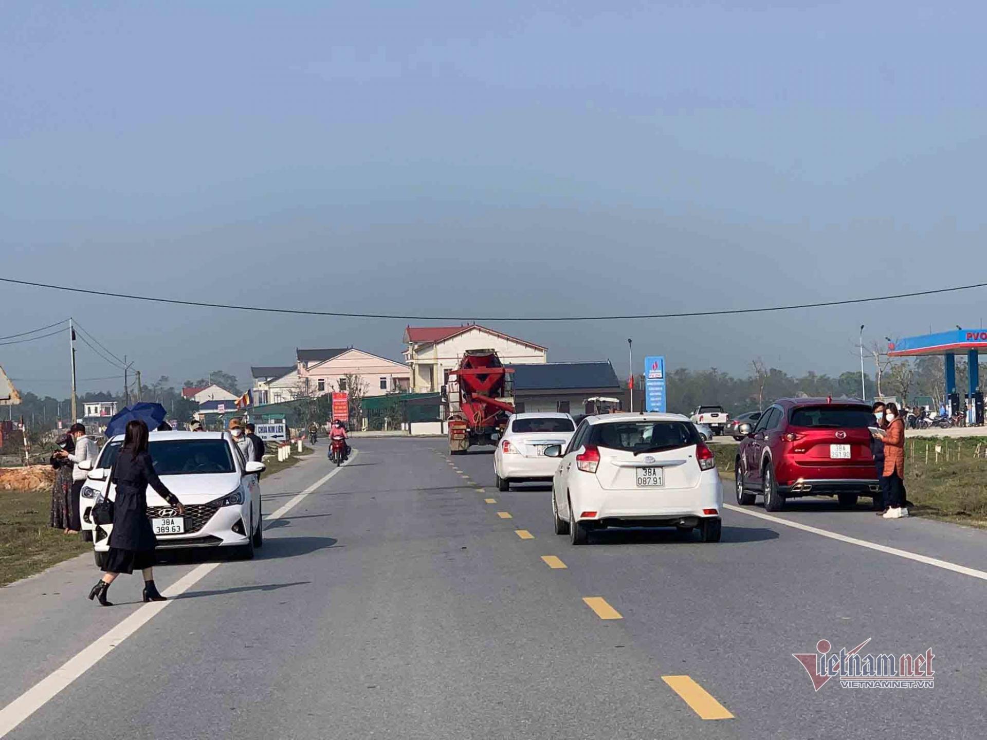 Xe cộ nối đuôi nhau mua bán đất tại quốc lộ 15B đoạn qua xã Việt Tiến (huyện Thạch Hà)