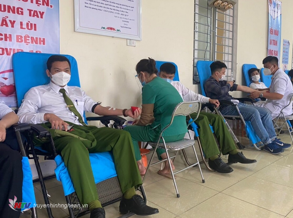 Hình ảnh các chiến sĩ nhanh chóng hỗ trợ hiến máu cứu chữa bệnh nhân.