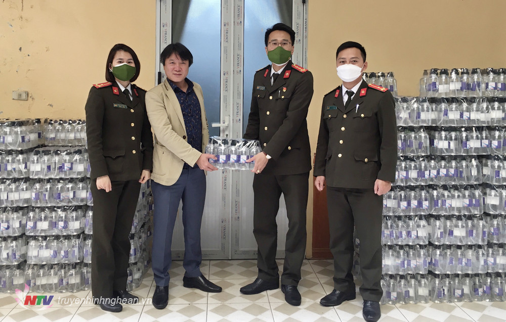 Trung tâm ứng dụng khoa học công nghệ tỉnh Nghệ An bàn giao 3.000 chai nước sát khuẩn cho Đoàn Thanh niên Công an Nghệ An.