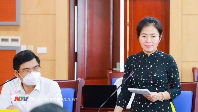 Chủ tịch UBMTTQ tỉnh Võ Thị Minh Sinh phát biểu ại cuộc họp.
