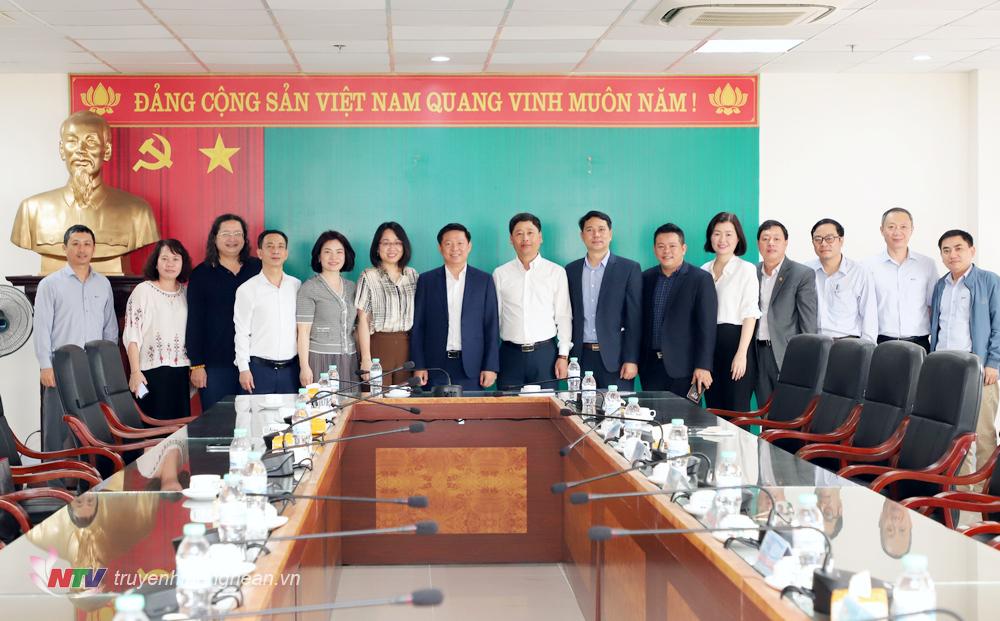 Phó Ttrưởng ban Tuyên giáo TW Trần Thanh Lâm chụp ảnh lưu niệm cùng Ban Giám đốc, lãnh đạo các phòng chuyên môn Đài PT-TH Nghệ An.