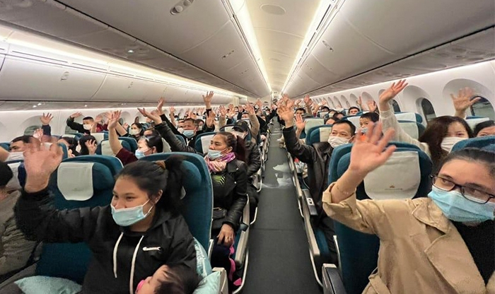 Hình ảnh 283 người Việt ở Ukraine trên chuyến bay về nước