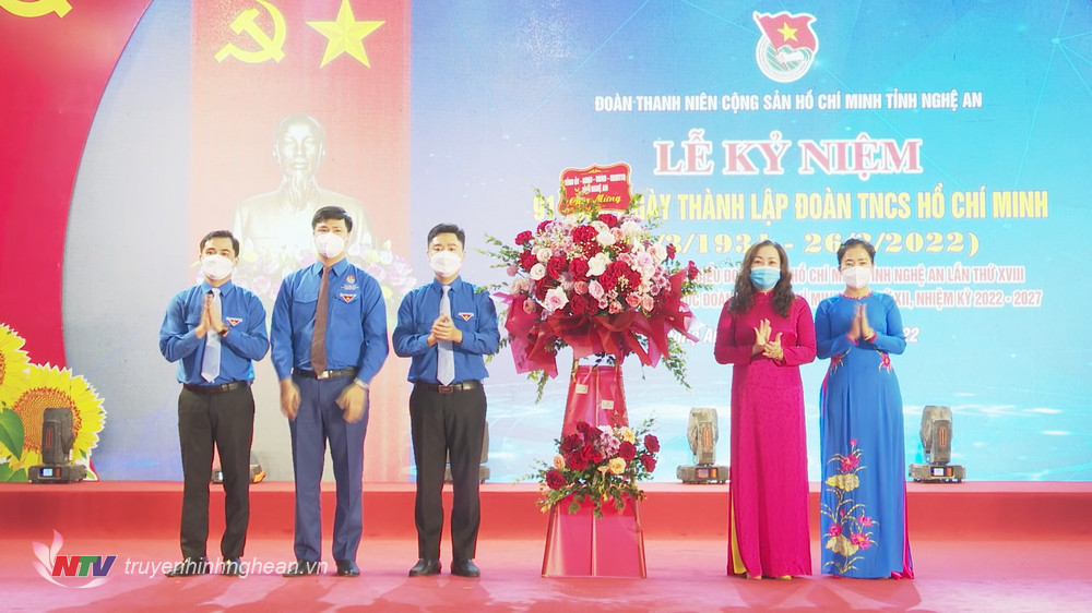 Các đồng chí lãnh đạo tỉnh tặng hoa chúc mừng Tỉnh đoàn Nghệ An.