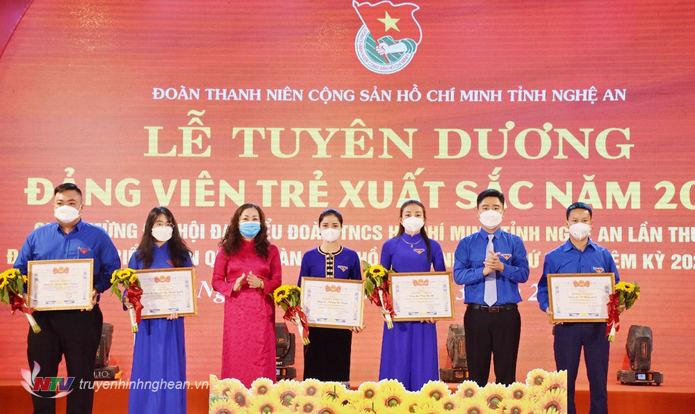 Trưởng Ban Tuyên giáo Tỉnh uỷ Nguyễn Thị Thu Hường và Bí thư Tỉnh đoàn Nghệ An Tuyên dương đảng viên trẻ xuất sắc năm 2022.