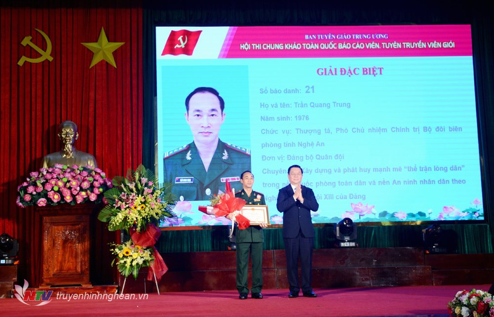Đồng chí Nguyễn Trọng Nghĩa trao Giải Đặc biệt cho Thượng tá Trần Quang Trung. Ảnh: Duy Hiển