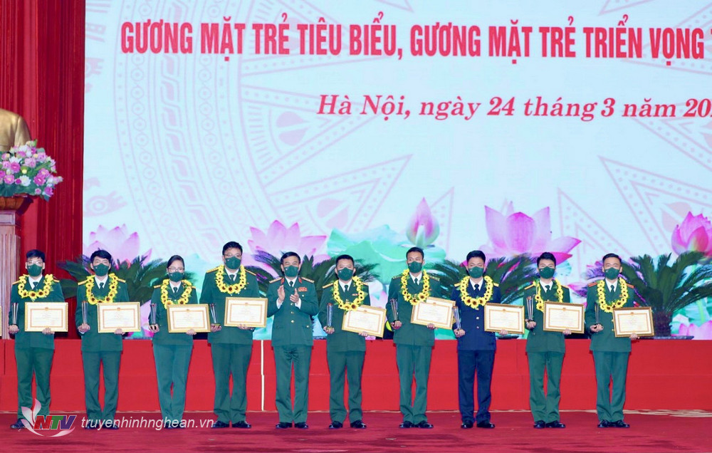 Đại tướng Phan Văn Giang, Ủy viên Bộ Chính trị, Phó bí thư Quân ủy Trung ương, Bộ trưởng Bộ Quốc phòng trao bằng khen tặng 10 Gương mặt trẻ tiêu biểu toàn quân năm 2021.