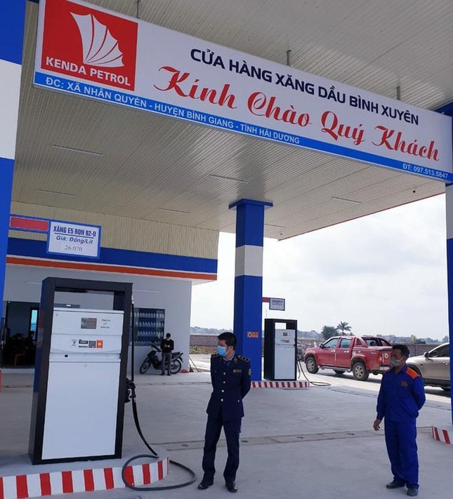 Lực lượng chức năng tổ chức kiểm tra cửa hàng xăng dầu Bình Xuyên (Hải Dương). 