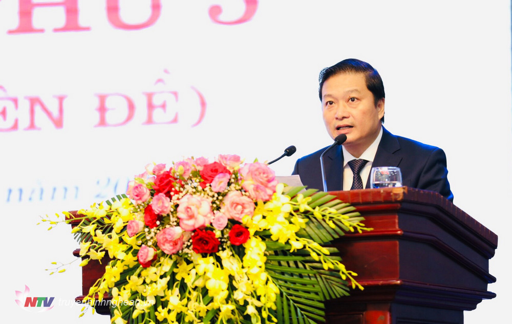 Đồng chí Lê Hồng Vinh - Uỷ viên BTV Tỉnh uỷ, Phó Chủ tịch Thường trực UBND tỉnh trình bày báo cáo tại cuộc họp.