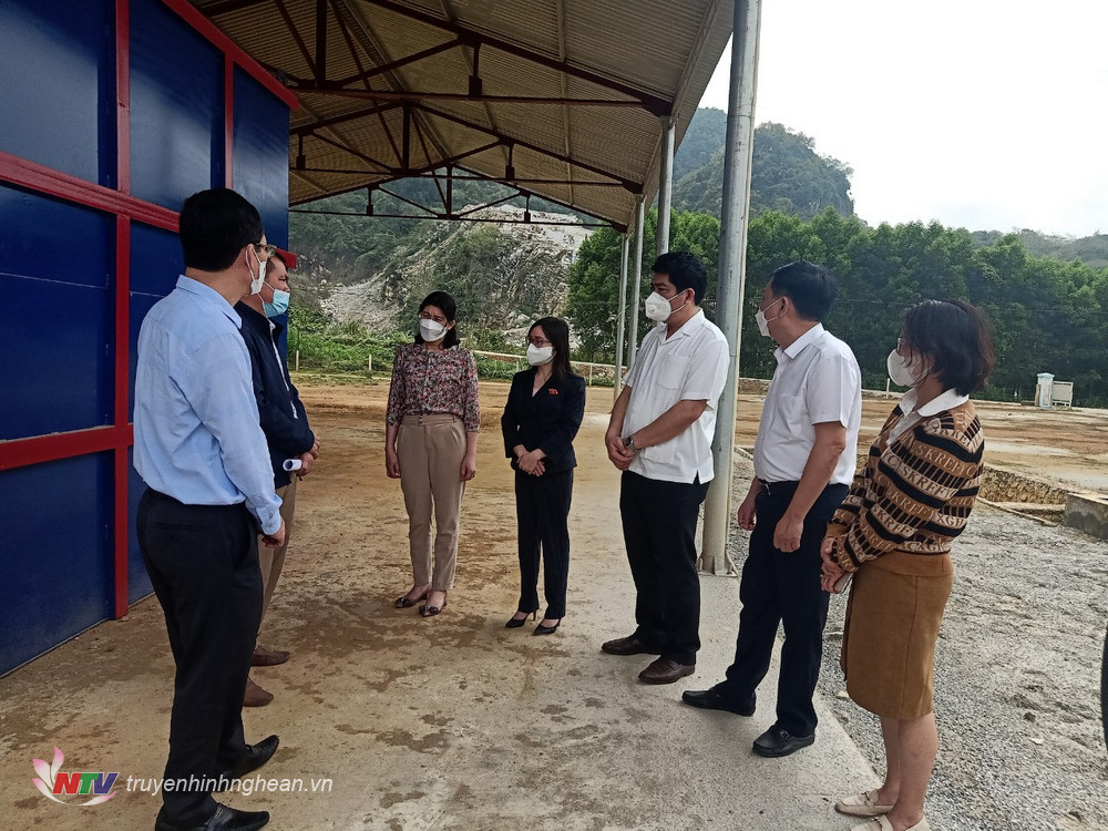 Đoàn giám sát tại khu vực lò đốt rác tại Công trình xử lý rác thải Thị trấn Quỳ Hợp và các xã phụ cận xóm Thủng Khắng, xã Minh Hợp