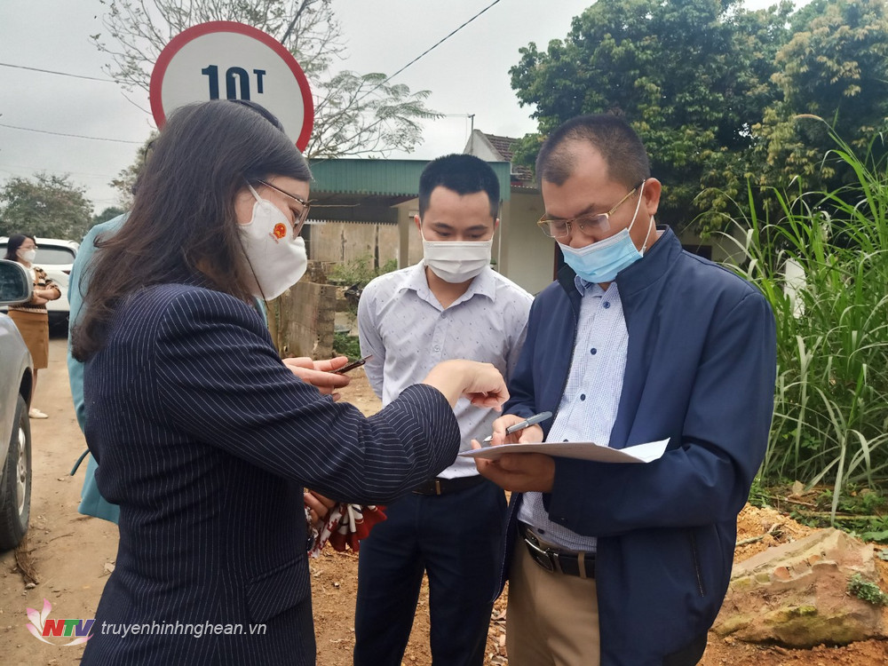 Đồng chí Thái Thị An Chung, giám sát thực tế tại tuyến đường liên xã Minh Hợp - Văn Lợi