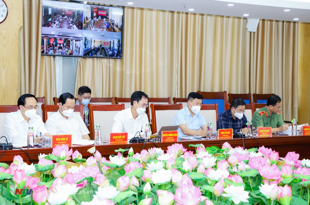 Các thành viên dự họp tại điểm cầu UBND tỉnh.
