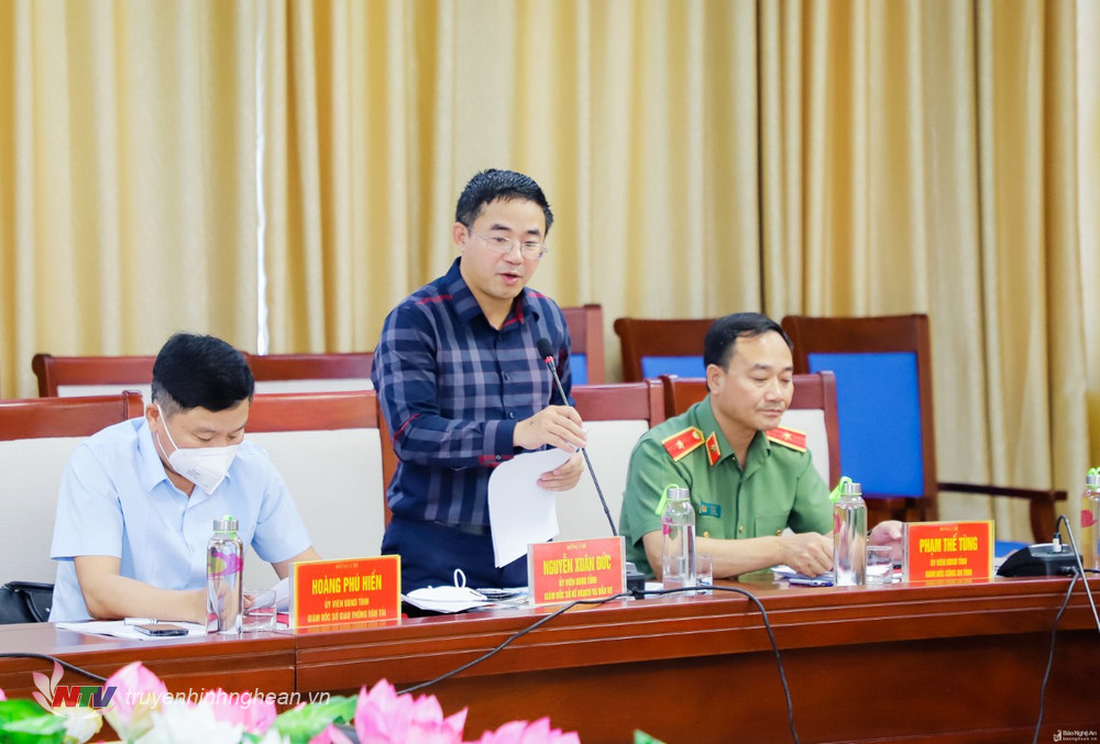Giám đốc Sở Kế hoạch và Đầu tư Nguyễn Xuân Đức báo cáo kết quả phát triển KT-XH quý I và nhiệm vụ, giải pháp quý II năm 2022