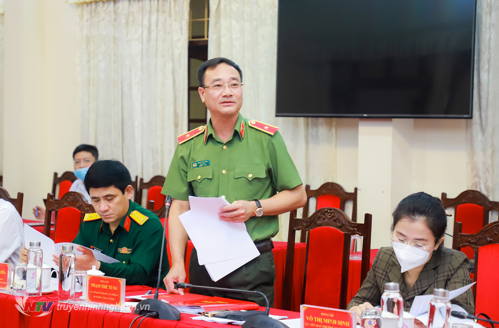Thiếu tướng Phạm Thế Tùng - Ủy viên Ban Thường vụ Tỉnh ủy, Giám đốc Công an tỉnh Nghệ An phát biểu tại cuộc họp.
