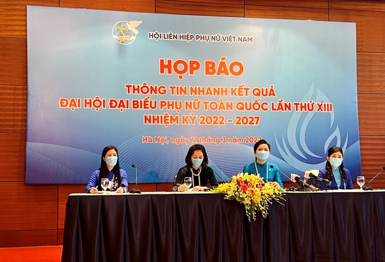 Chủ tịch Hà Thị Nga (thứ hai từ phải qua) cùng các Phó Chủ tịch Hội Liên hiệp Phụ nữ Việt Nam tại họp báo