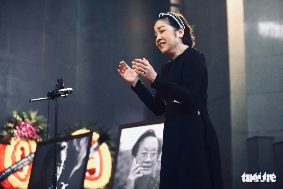 Ca sĩ Mỹ Linh hát Hoa sữa tại tang lễ nhạc sĩ Hồng Đăng - Ảnh: NGUYỄN KHÁNH