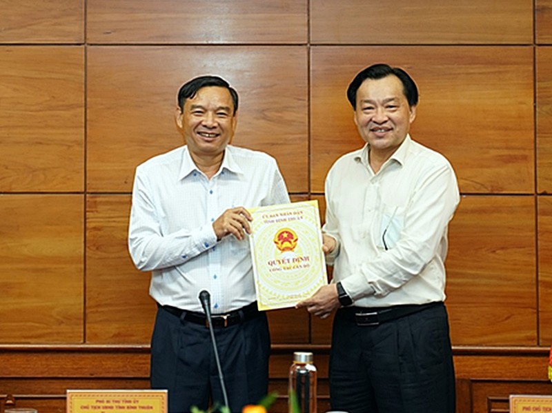 Ông Lương Văn Hải, (trái) nguyên Thường vụ, Phó Chủ tịch tỉnh và ông Nguyễn Ngọc Hai, nguyên Phó Bí thư, Chủ tịch Bình Thuận nhiệm kỳ 2015-2020.