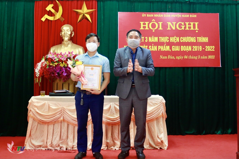 Trao giấy chứng nhận nâng hạng 4 sao OCOP tỉnh Nghệ An cho chủ thể HTX Sen Quê Bác