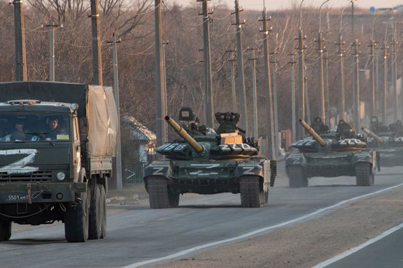 Đoàn xe quân sự kéo dài của Nga, với biểu tượng chữ Z sơn bên ngoài, đang di chuyển trên đường cao tốc Mariupol-Donetsk.  Ảnh: RT