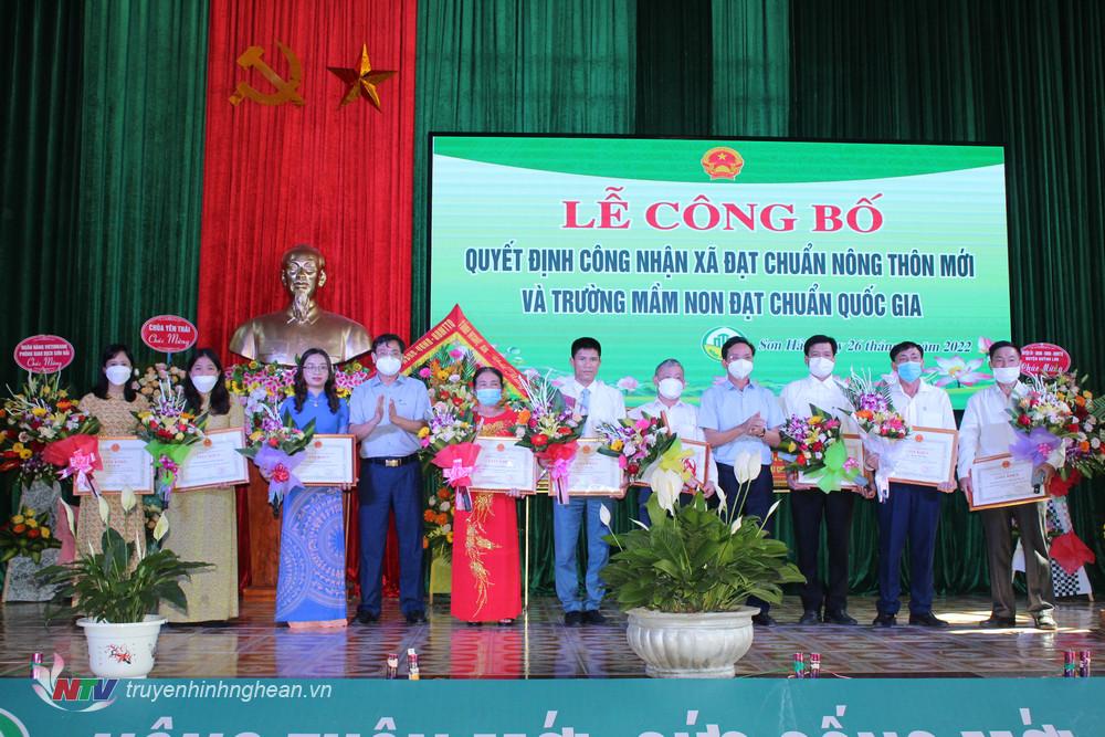 Trao giấy khen của UBND huyện Quỳnh Lưu cho các tập thể, cá nhân đạt thành tích trong xây dựng Nông thôn mới