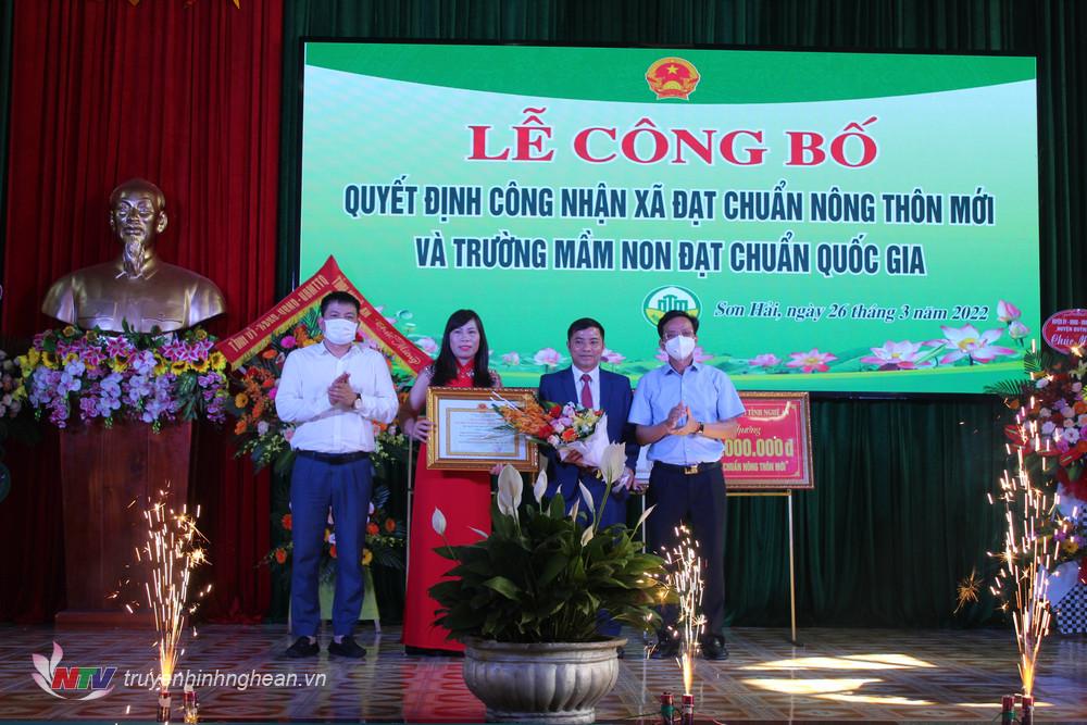 Trao bằng công nhận trường mầm non xã Sơn Hải đạt chuẩn quốc gia năm học 2021 – 2022 cho đại diện chính quyền và trường mầm non Sơn Hải.