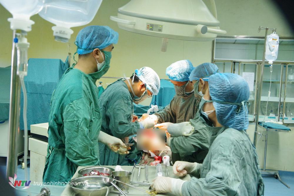 Thực hiện khoa phẫu thuật thay khớp háng nhân tạo cho bệnh nhân