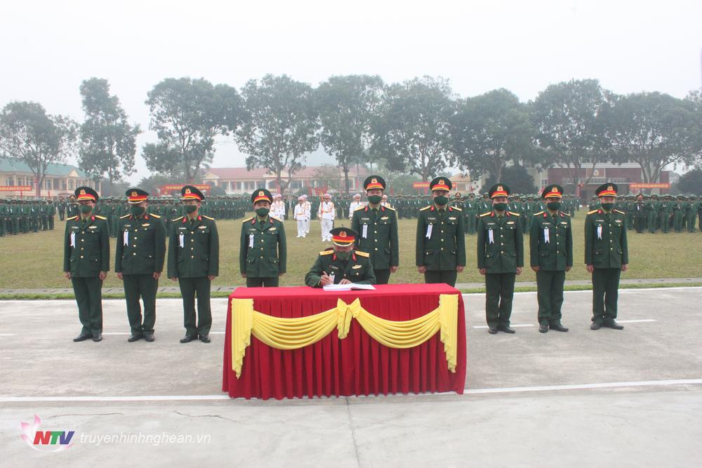 Trung tướng Nguyễn Doãn Anh, Ủy viên Ban chấp hành Trung ương Đảng, Tư lệnh Quân khu trao cờ “Đơn vị huấn luyện giỏi năm 2021” của Bộ Quốc phòng tặng Trung đoàn 335.