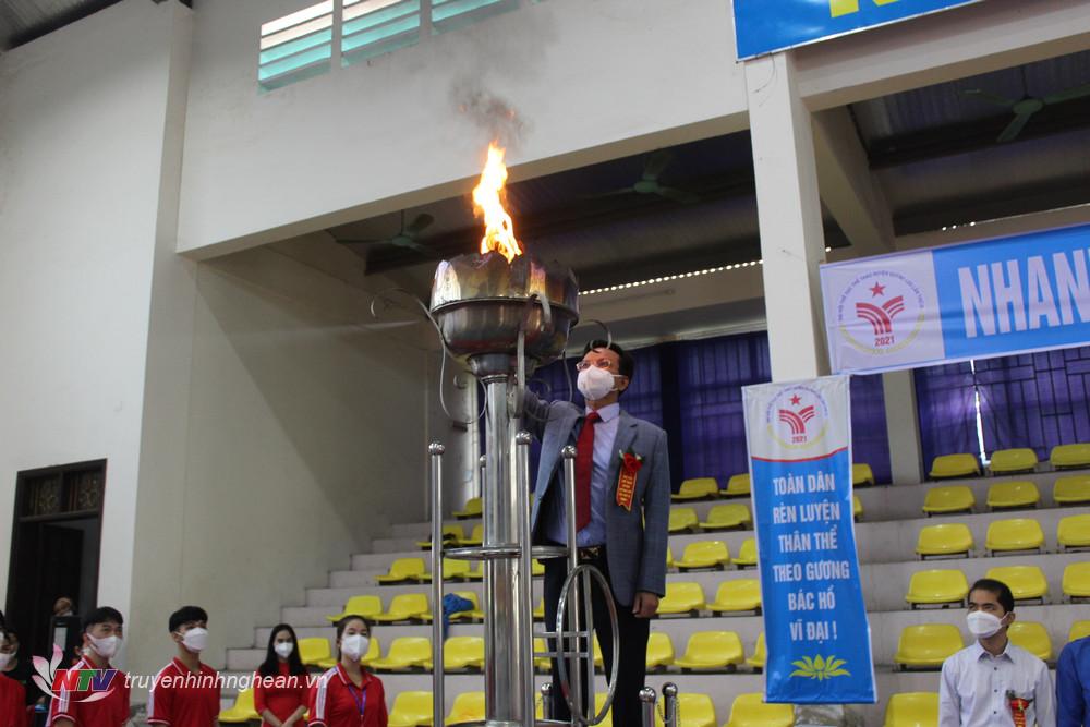 Bí thư huyện ủy Quỳnh Lưu Hoàng Danh Lai châm ngọn lửa truyền thống chào mừng đại hội