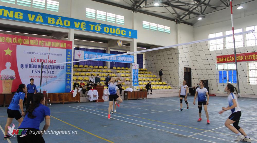 Trận thi đấu bóng chuyền nữ giữa đơn vị xã Quỳnh Đôi và đơn vị xã Quỳnh Lâm. 