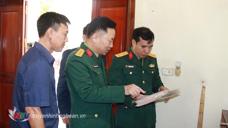 Đoàn công tác kiểm tra di vật của các liệt sĩ và chuyên gia Việt Nam hi sinh trên đất nước bạn Lào được cán bộ, nhân viên đội tìm kiếm.