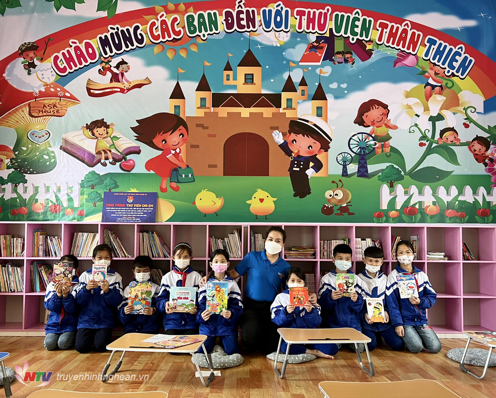 Đồng hành với chương trình, Tủ sách Đinh Hữu Dư đã tặng hơn 2.000 cuốn sách, truyện các loại phù hợp với lứa tuổi và hơn 1.000 cuốn vở cho học sinh.
