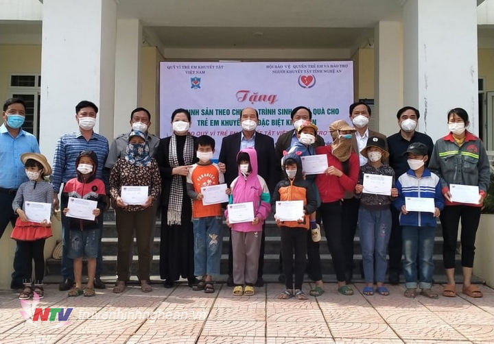 Trao quà cho trẻ em khuyết tật đặc biệt khó khăn ở xã Quỳnh Tân (Quỳnh Lưu).