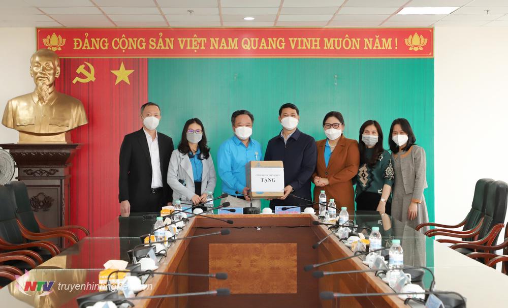 Đại diện Công đoàn Viên chức tỉnh trao tặng khẩu trang cho Đài PT-TH Nghệ An.