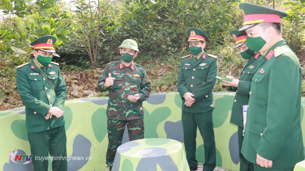 Thượng tá Phan Đại Nghĩa, Ủy viên Ban thường vụ Tỉnh ủy, Chỉ huy trưởng Bộ CHQS tỉnh, Phó Ban Thường trực Ban Chỉ đạo diễn tập khu vực phòng thủ tỉnh kiểm tra công tác xây dựng sở chỉ huy diễn tập khu vực thành phố Vinh.