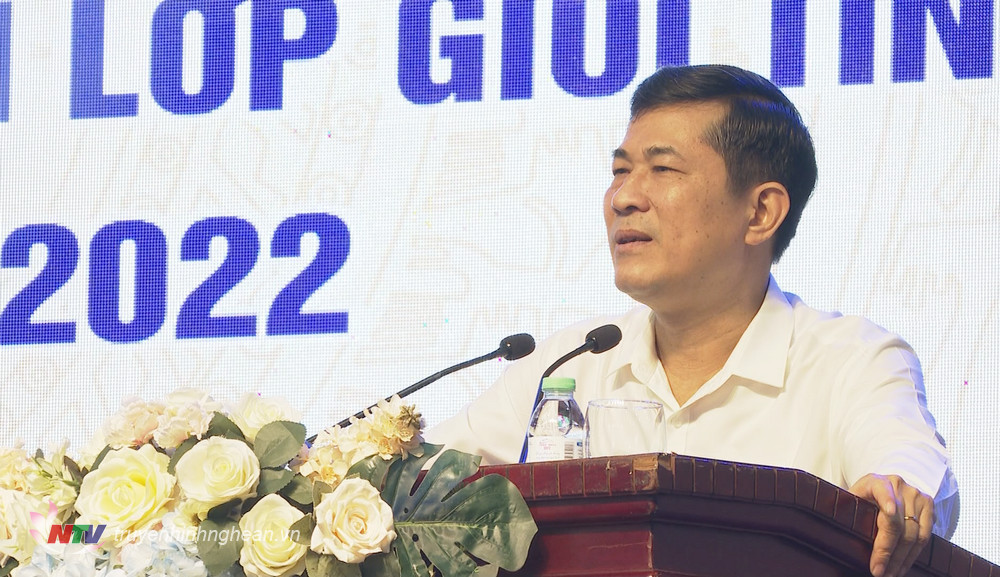 Giám đốc Sở GD-ĐT Thái Văn Thành phát biểu tại lễ khai mạc.
