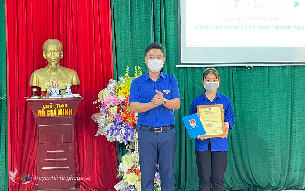 Đồng chí Lê Văn Lương, bí thư tỉnh đoàn trao giải nhất cho em Trương Thị Hồng Khánh, lớp 11C3, trường THPT Cờ Đỏ