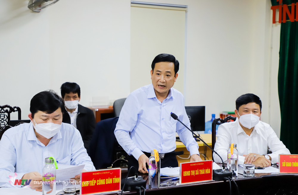 Ông Phạm Chí Kiên - Chủ tịch UBND TX.Thái Hòa nêu kiến nghị giải quyết vụ việc. 