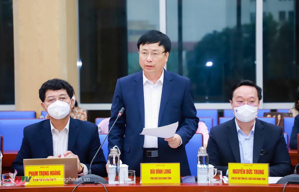 Đồng chí Bùi Đình Long - Phó Chủ tịch UBND tỉnh Nghệ An trình bày báo cáo về tình hình kinh tế - xã hội, văn hóa, thể thao, du lịch năm 2021 và kế hoạch năm 2022 của tỉnh.
