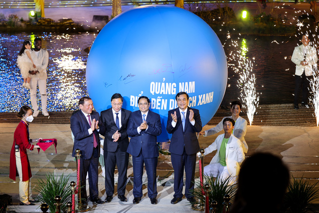Thủ tướng và các đại biểu ký quả bóng xanh Quảng Nam - điểm đến du lịch xanh.