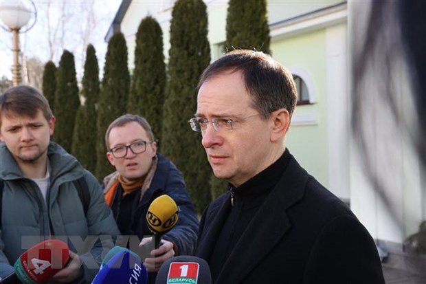 Trưởng đoàn đàm phán của Nga, ông Vladimir Medinsky, trả lời phỏng vấn tại Gomel, Belarus, ngày 28/2. 