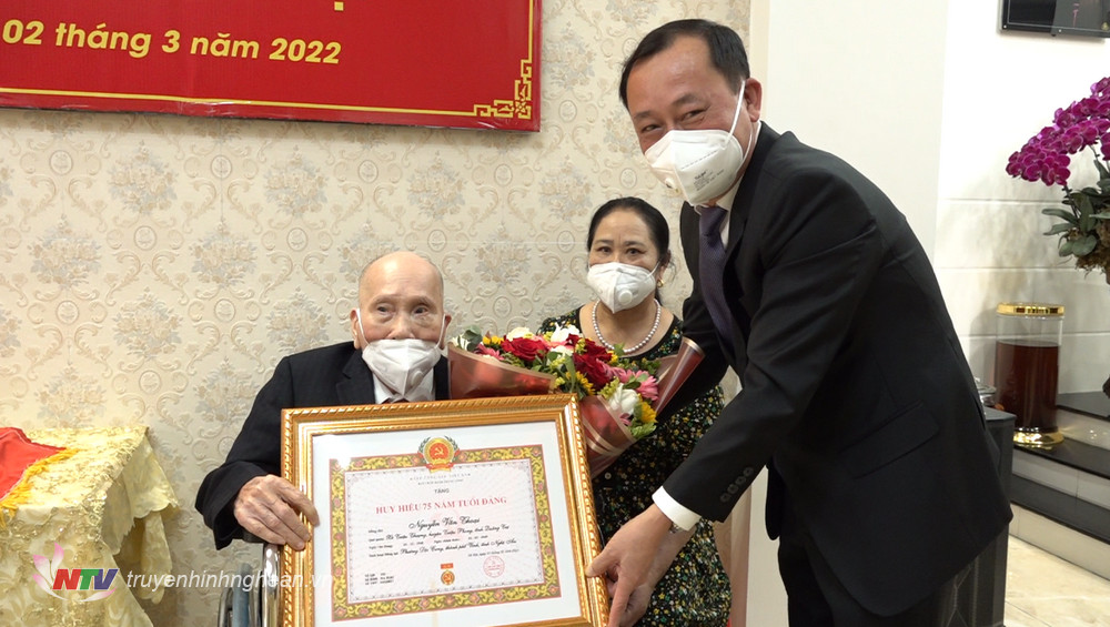 Trao Huy hiệu 75 năm tuổi Đảng cho đảng viên ở TP Vinh