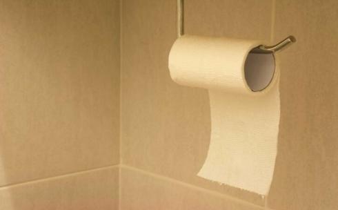 Theo chuyên gia, việc lót giấy vệ sinh trên bồn cầu để phòng tránh nhiễm khuẩn chỉ có tác dụng về mặt tâm lý, chứ không hề khiến bồn cầu sạch hơn.