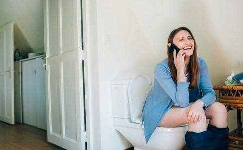 Ngồi vệ sinh quá lâu là một trong những sai lầm khi đi vệ sinh mà nhiều người đang mắc phải. Việc ngồi vệ sinh lâu sẽ gây căng thẳng cho tĩnh mạch ở phần thấp nhất của trực tràng và lâu ngày có thể dẫn tới bệnh trĩ.